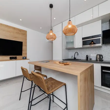 Iadera Terrace By Belmont Realty Apartament